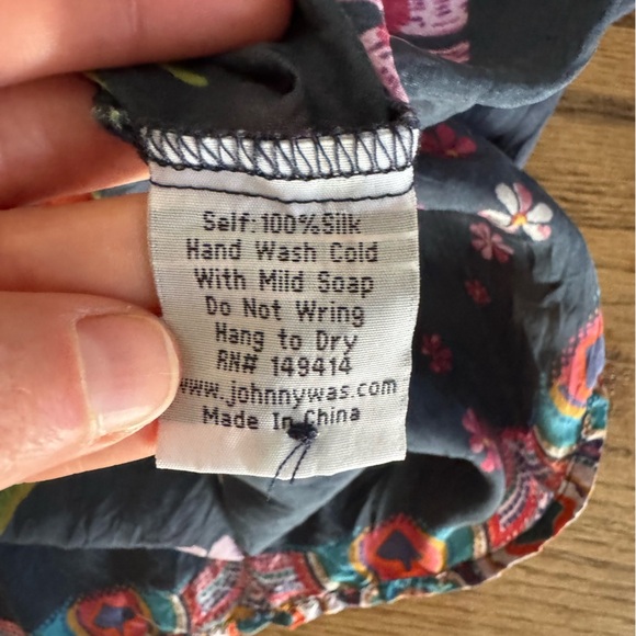 Johnny Was Lindero Scarlett silk blouse vibrant colorful
Boho free spirt XXS - Picture 6 of 11